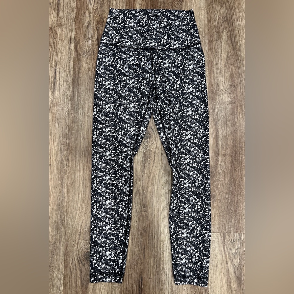 Lululemon Wunder Under black and white leggings 4